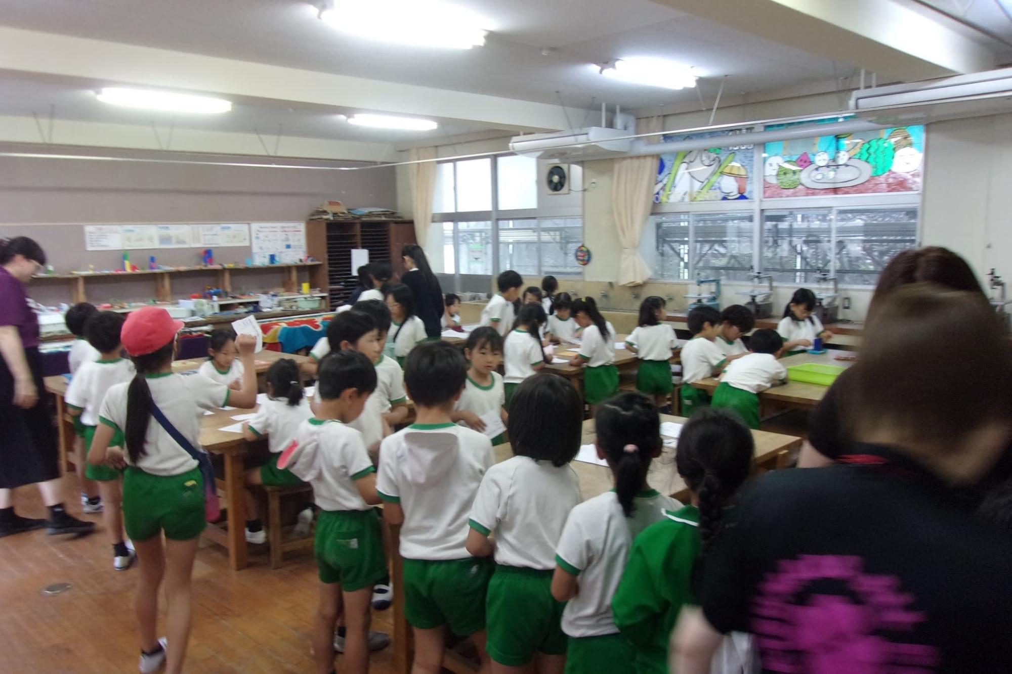 本荘小学校イングリッシュ・カフェの様子