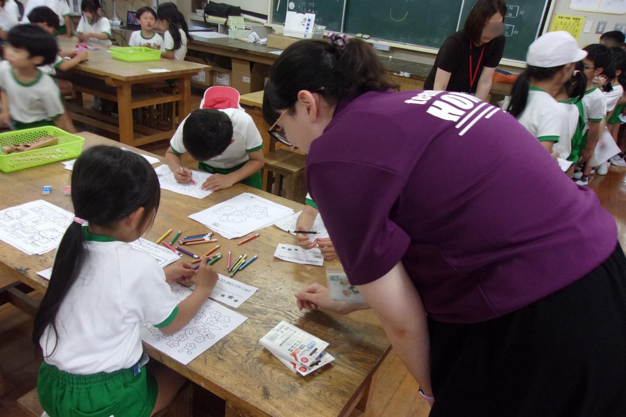 本荘小学校イングリッシュ・カフェ塗り絵コーナー