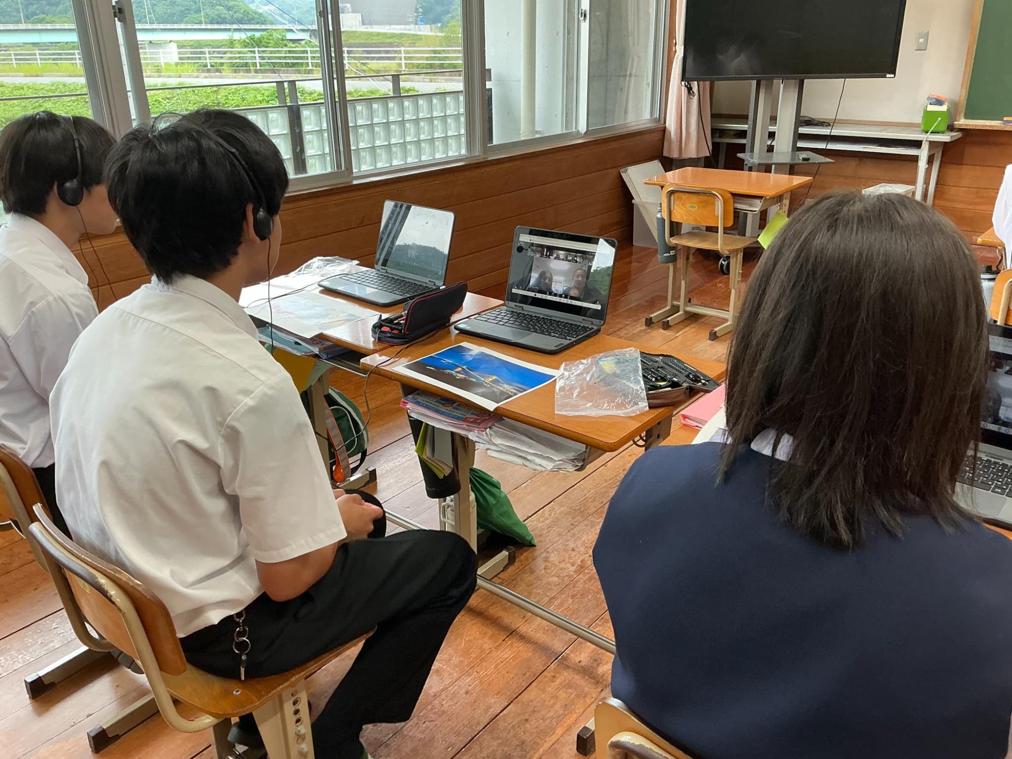 遠隔交流をする佐伯中学3年生