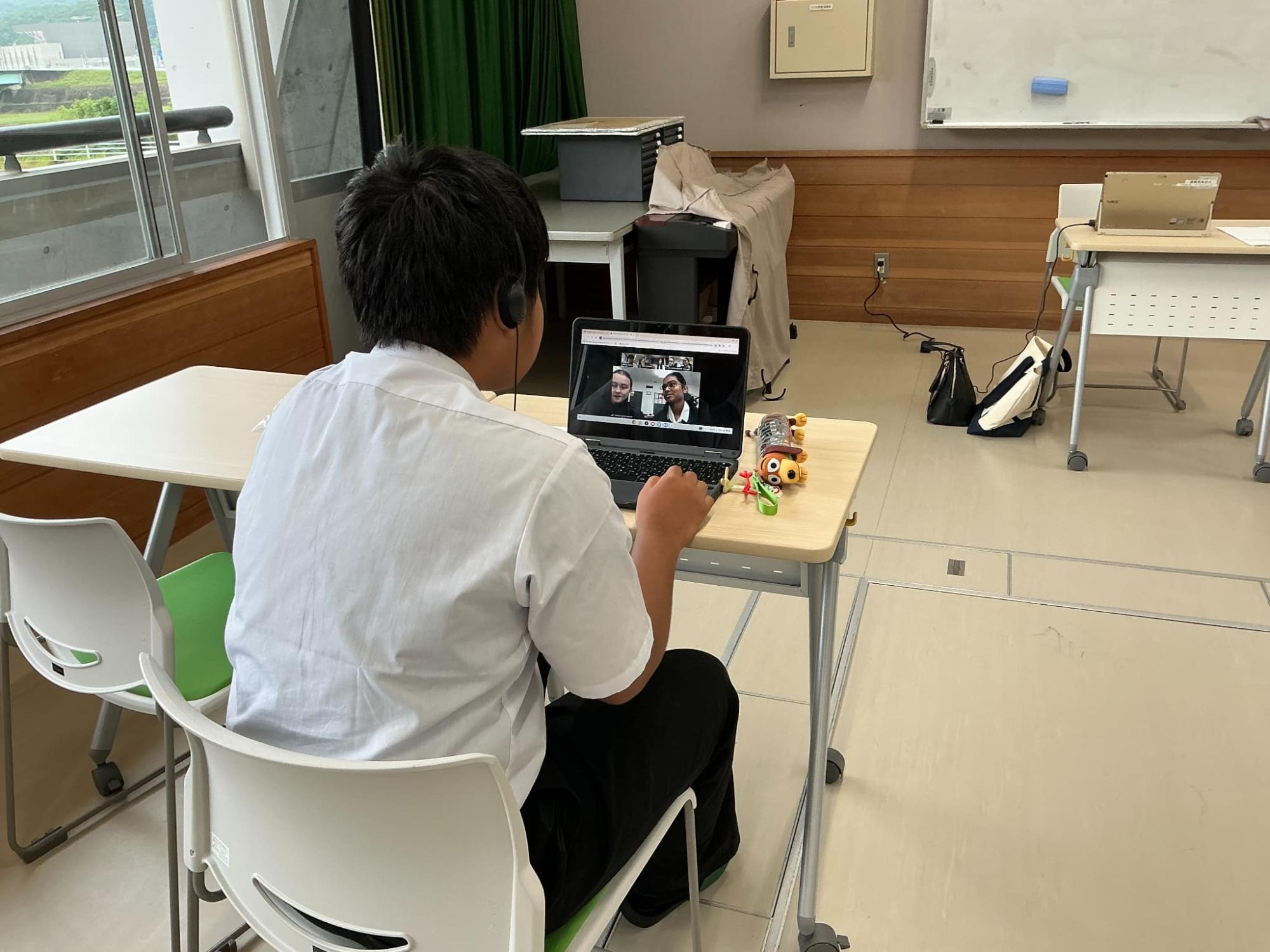 1人で3人を相手に遠隔交流をする佐伯中学校3年生
