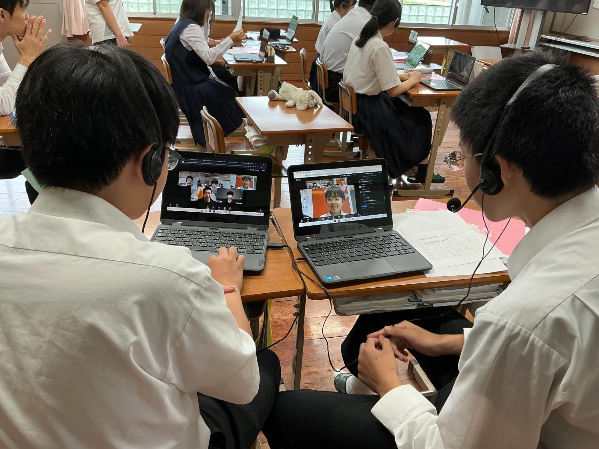 遠隔交流をする佐伯中学校3年生