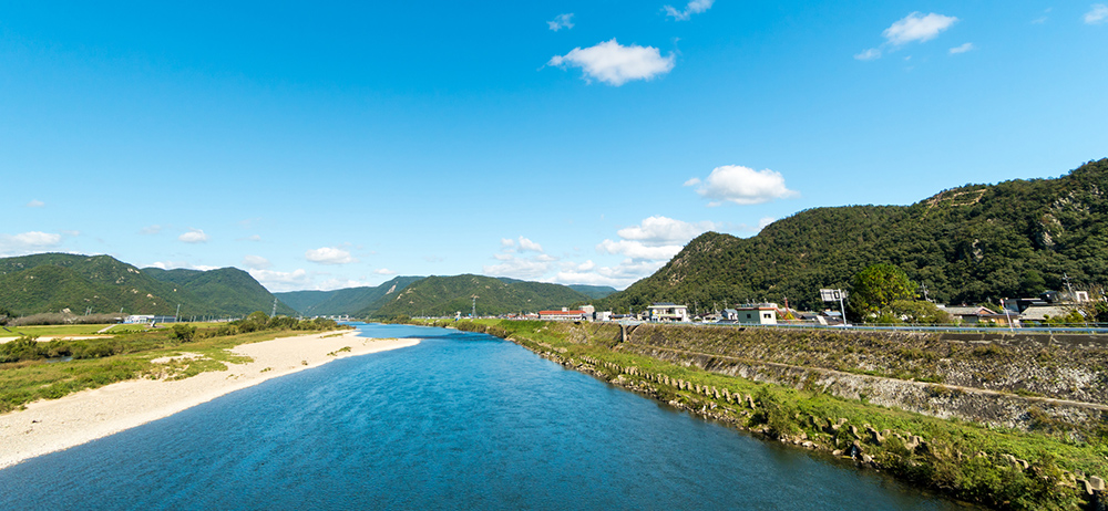 青空と川の様子