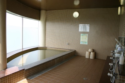 前面ガラス張りで、洗い場が5箇所設置されている展望風呂の写真
