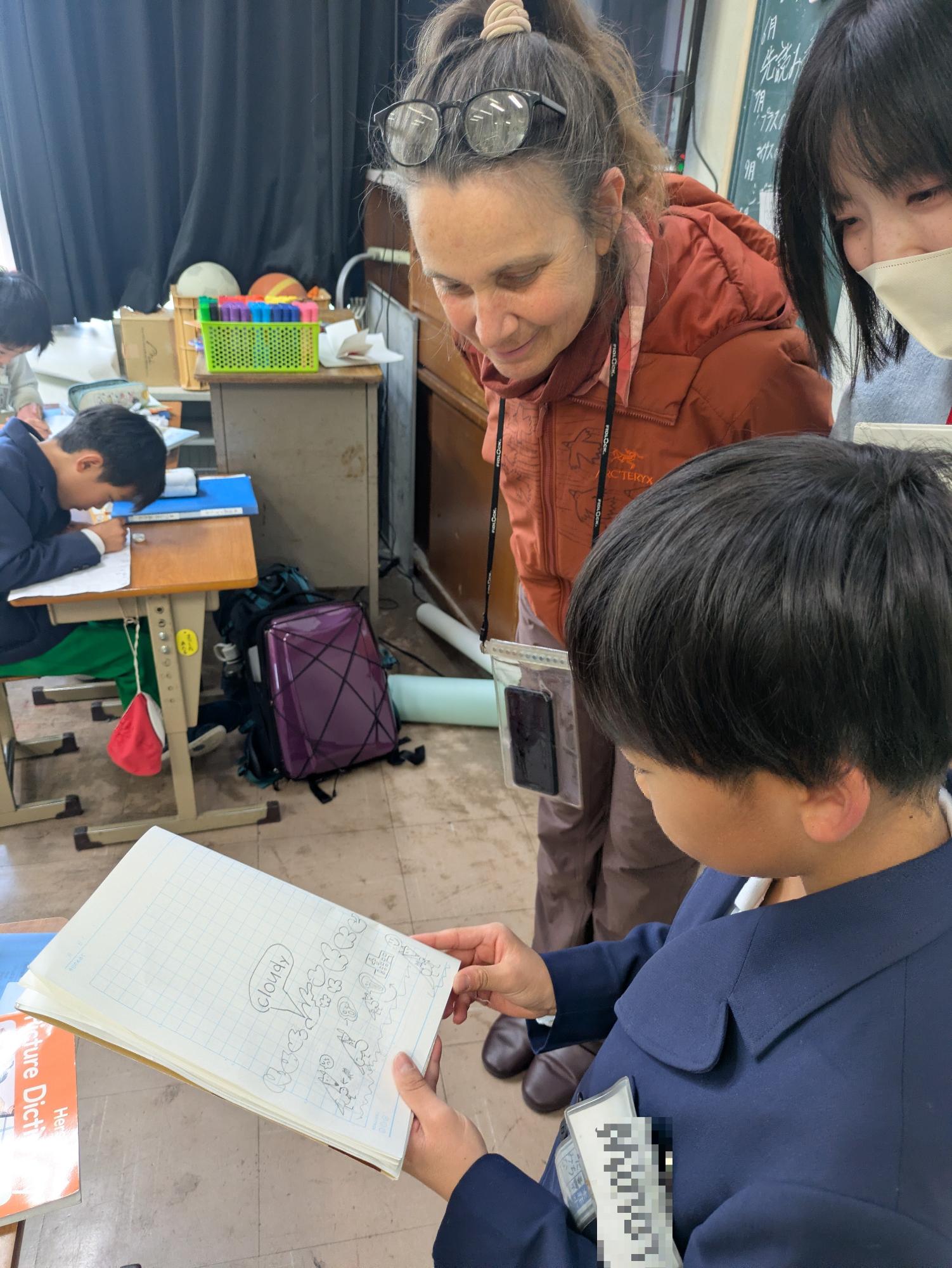 バラさんに出来上がった物語を見せる生徒