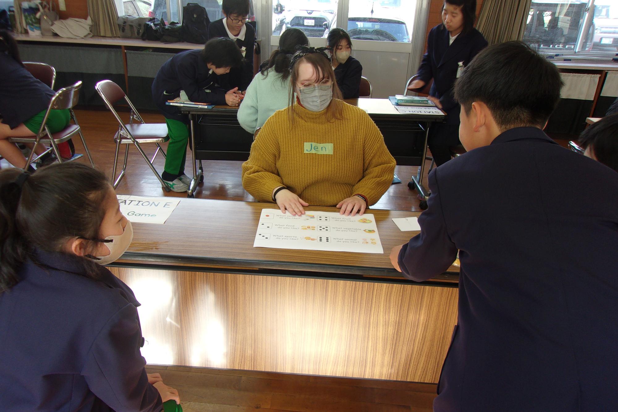 サイコロゲームをする児童