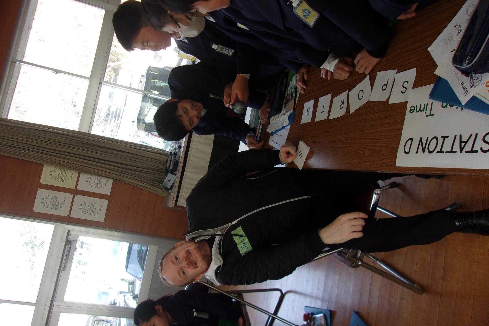 6つのカードを並べる児童