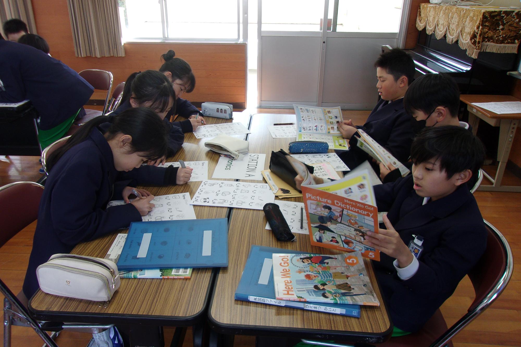 フォニックスを学ぶ本荘小学生