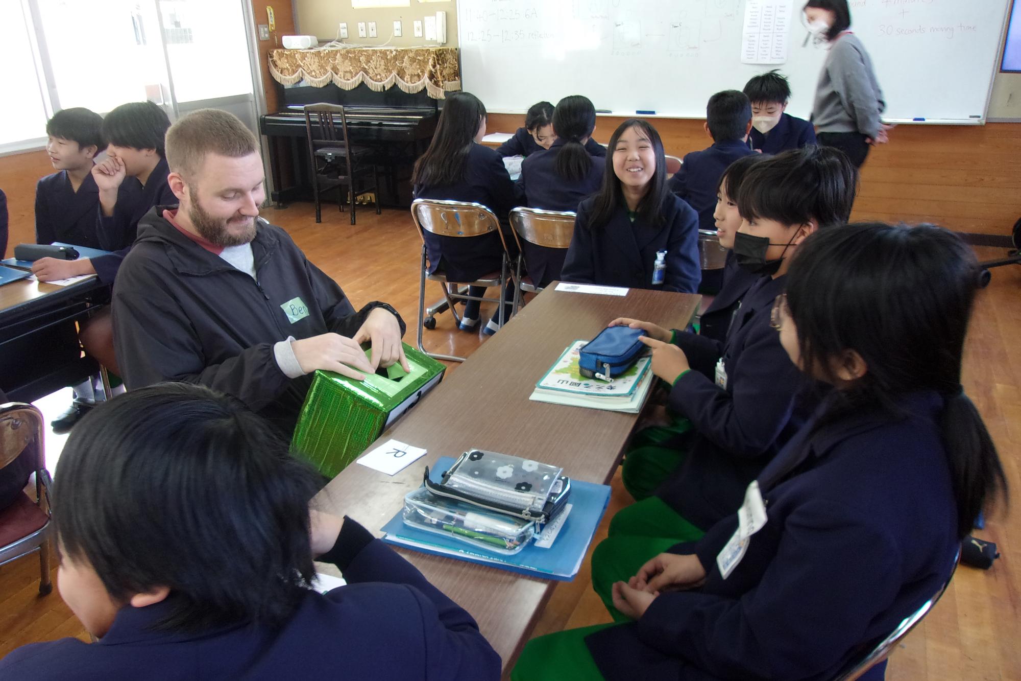 スリーヒンツクイズに答える児童たち