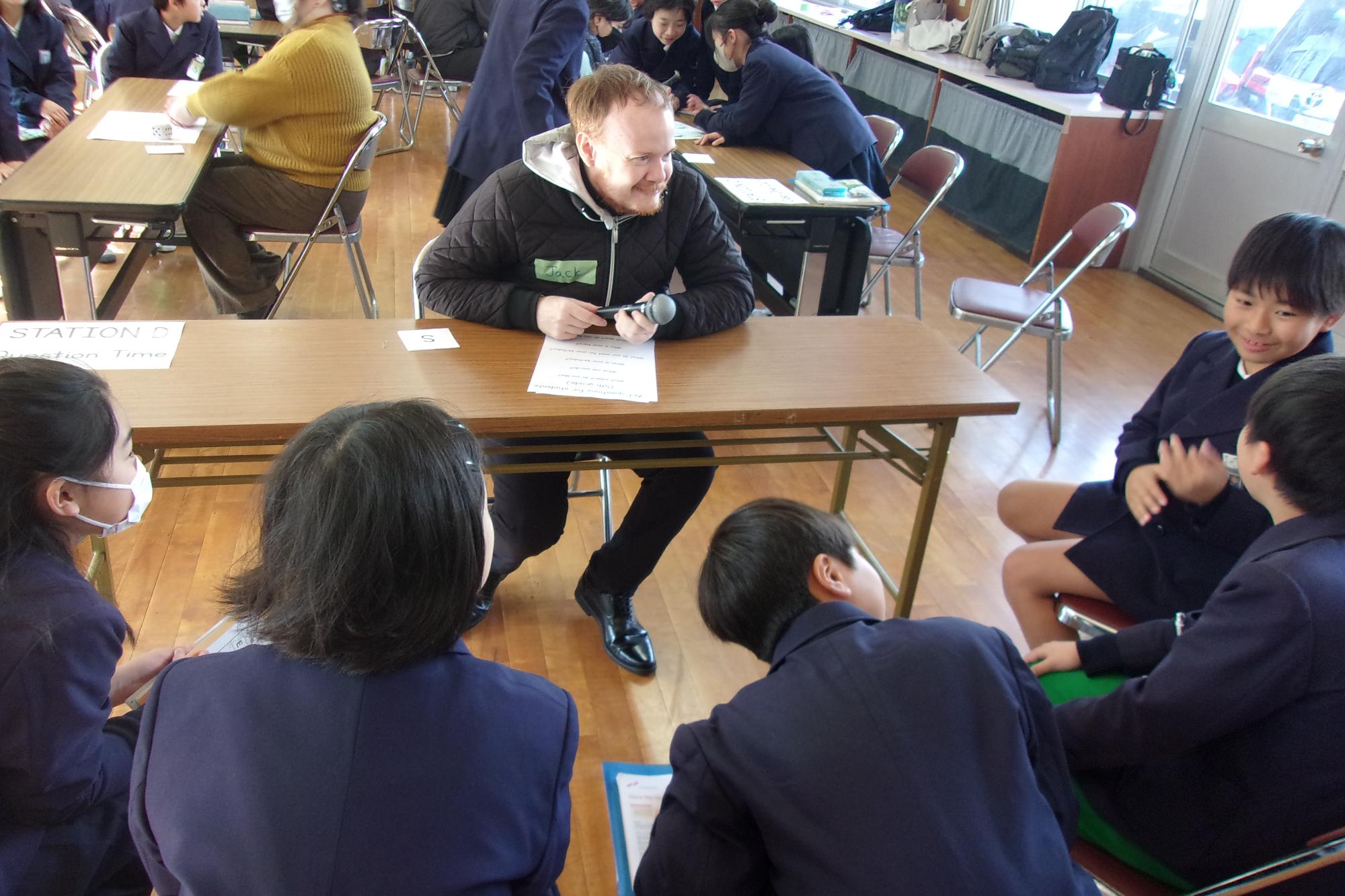 ALTの質問に答える児童