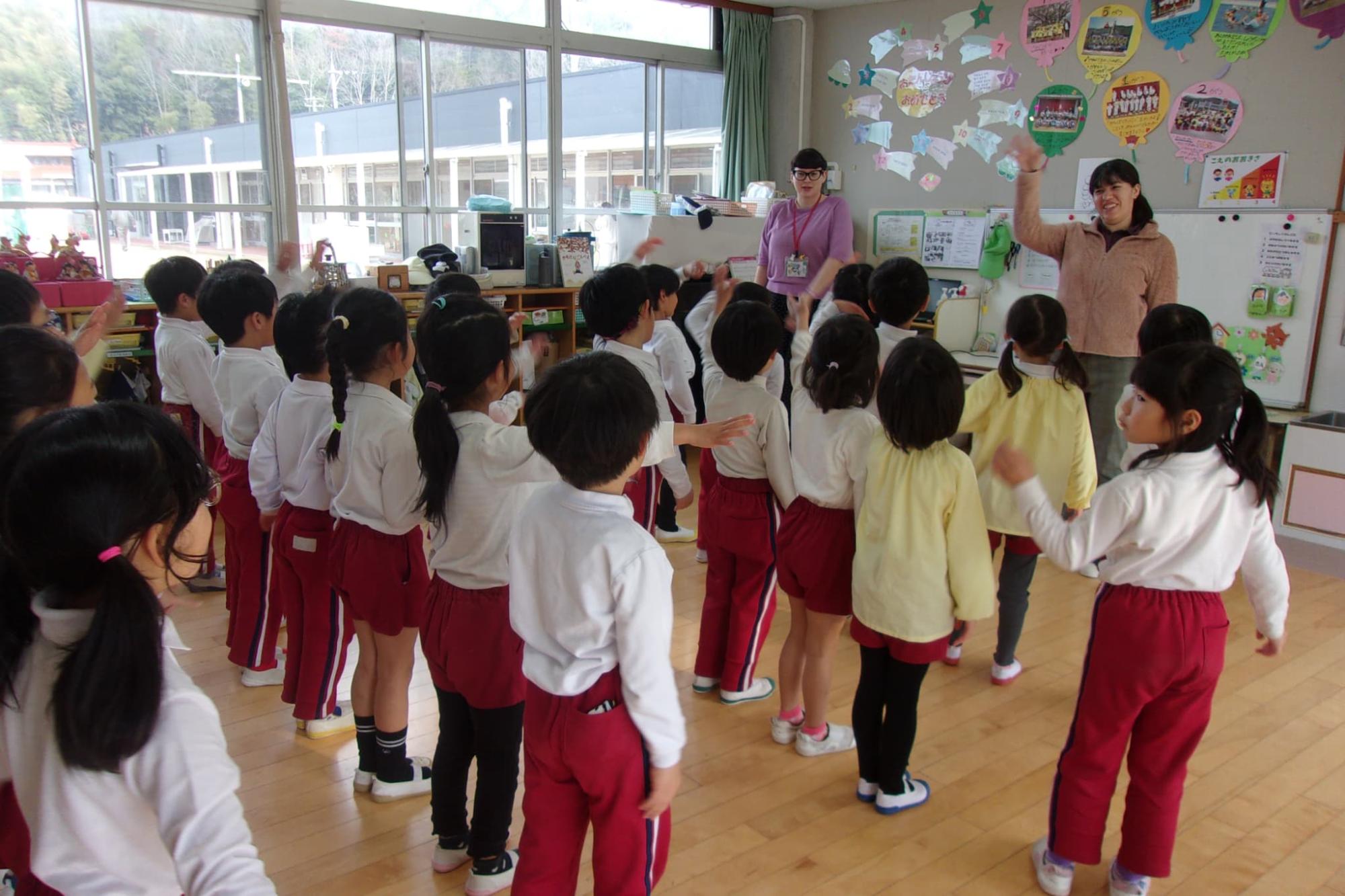 本荘にこにこ園で自己紹介する二コラ先生