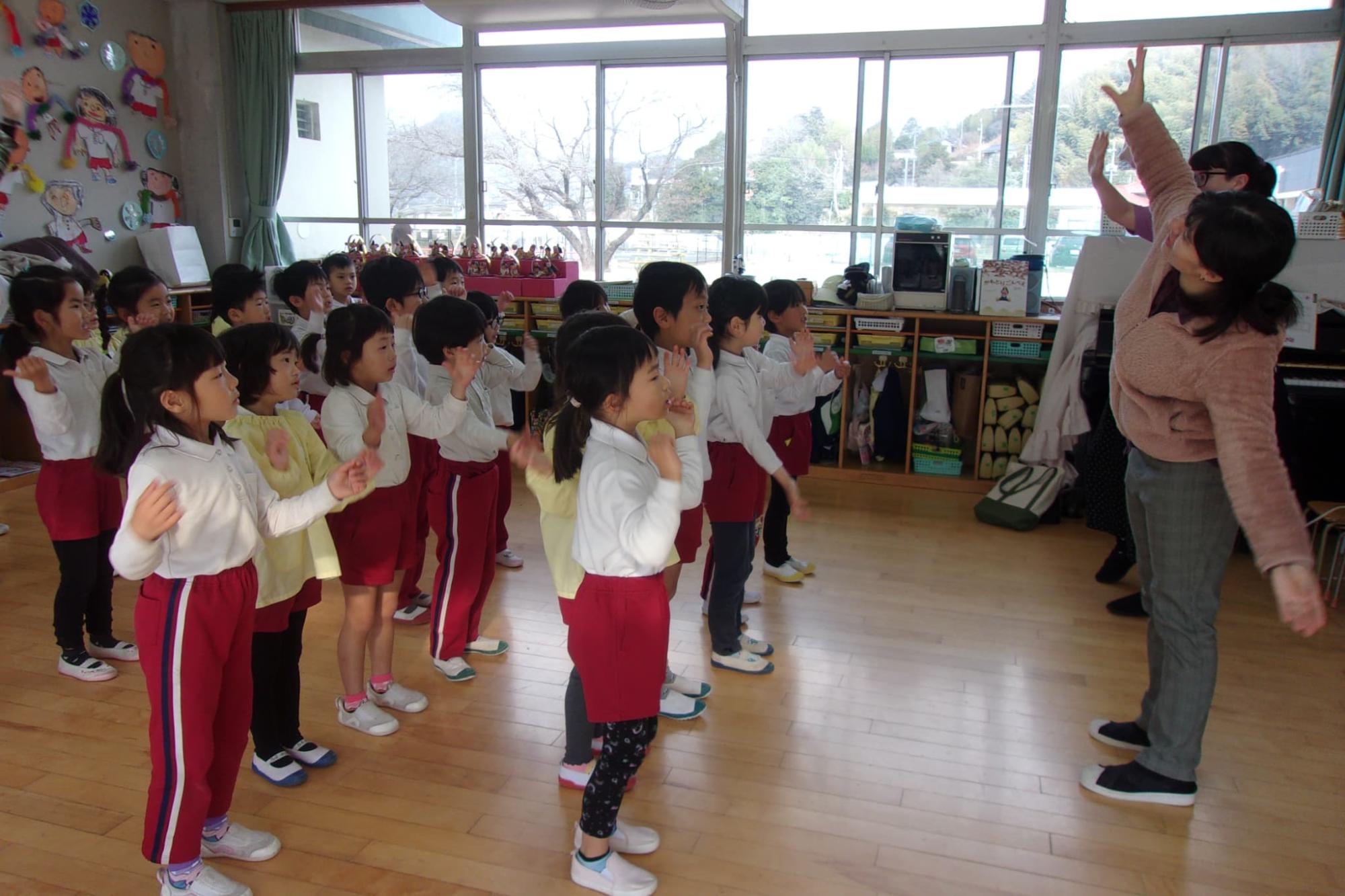 園児みんなで英語の歌を歌う