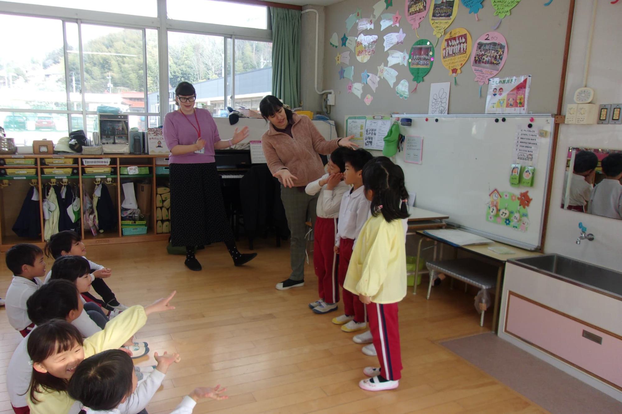 英語で質問をする園児