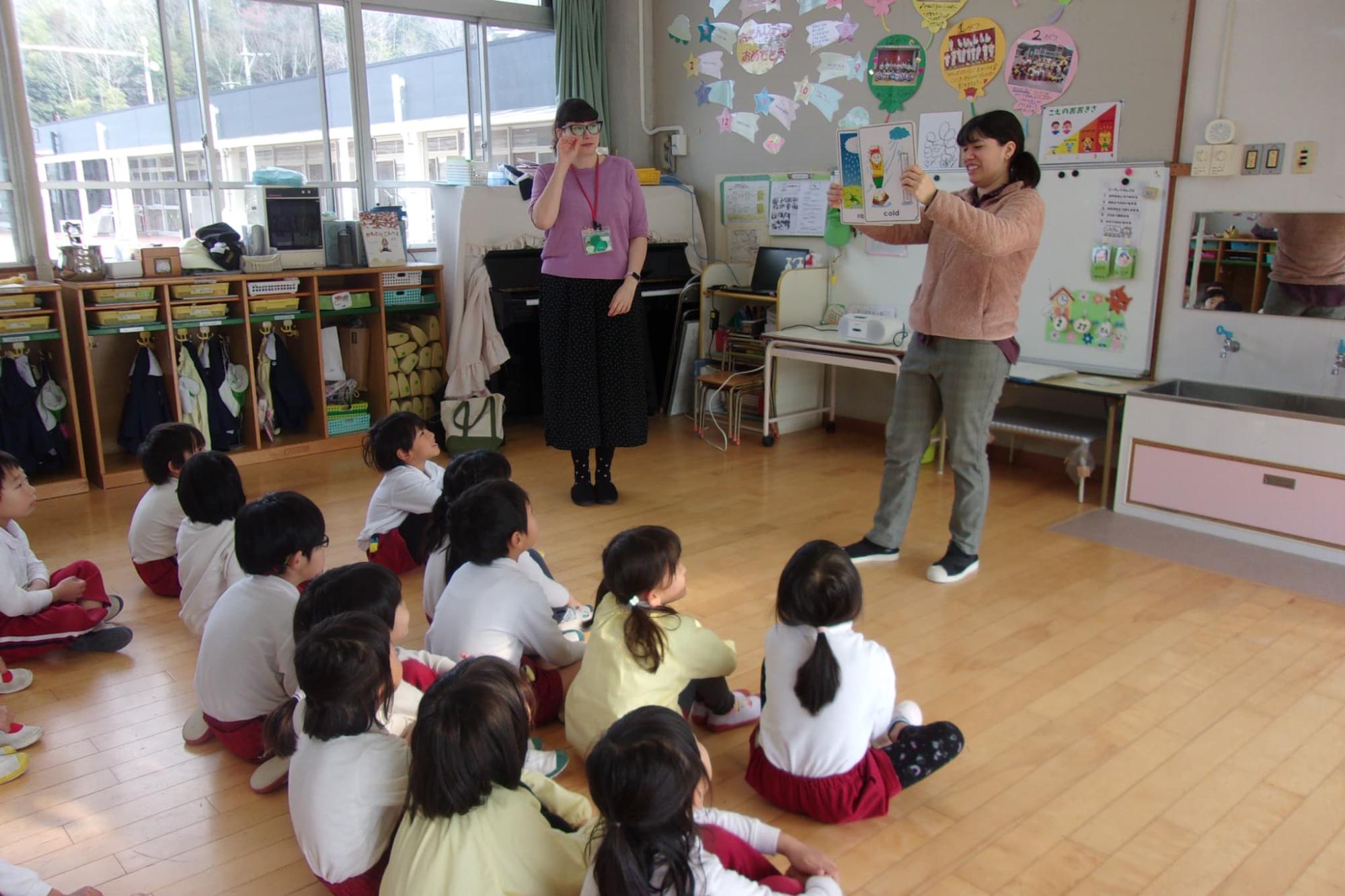 天気の単語を覚える園児