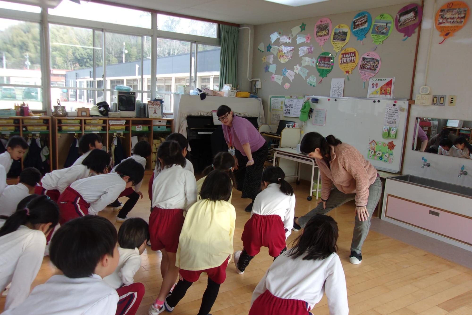 ストレッチをする園児たち