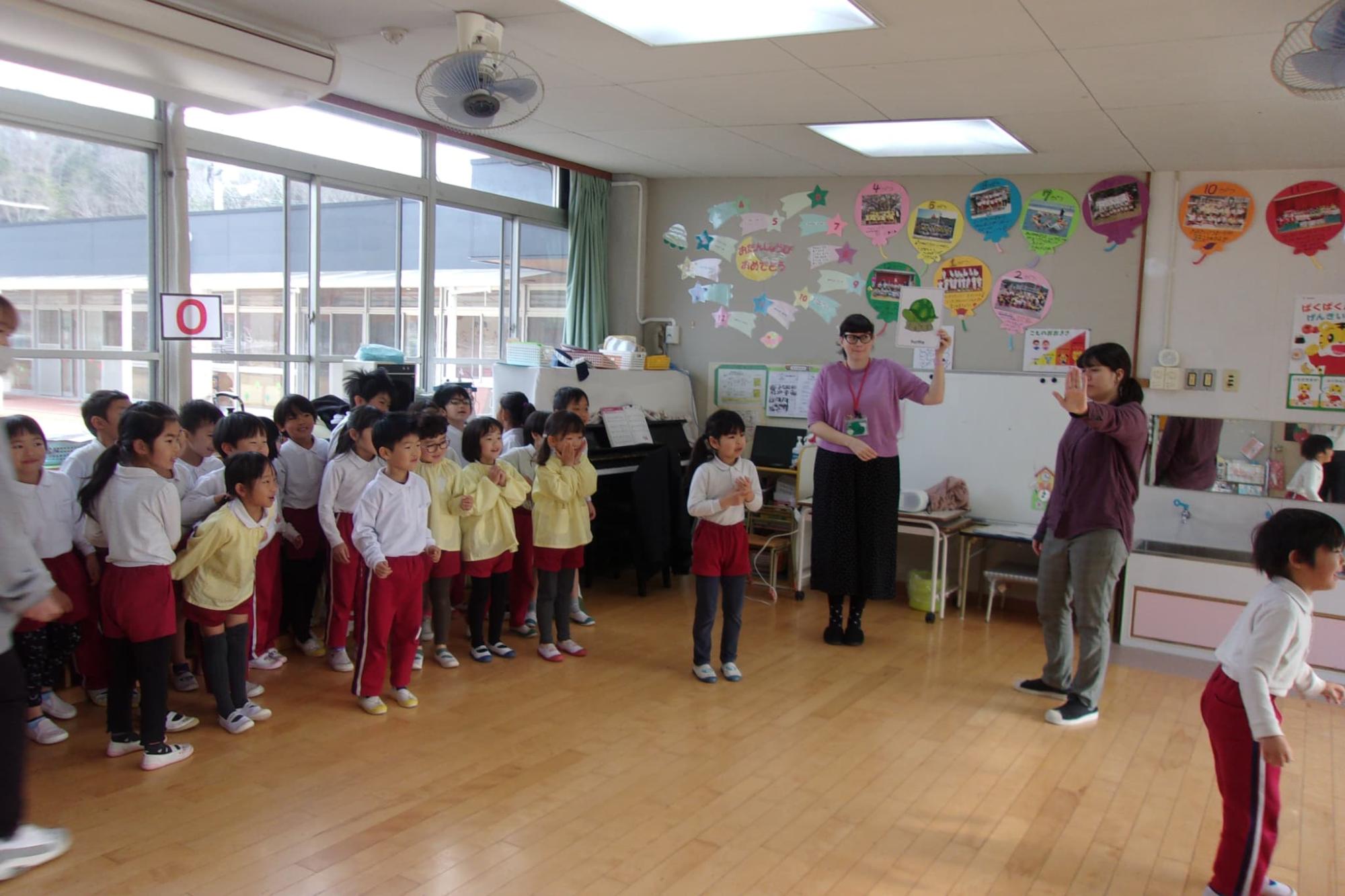 マルバツゲームをする園児たち