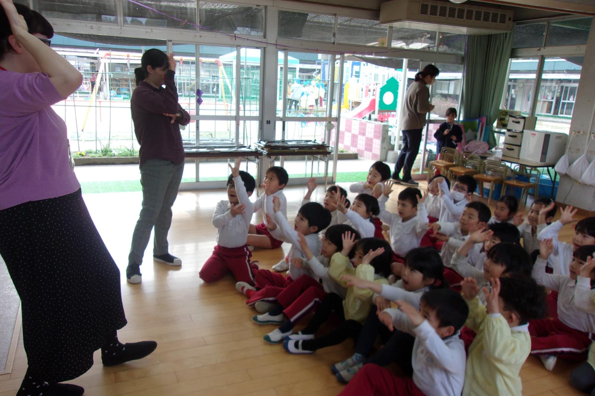 英語で手遊びをする園児たち