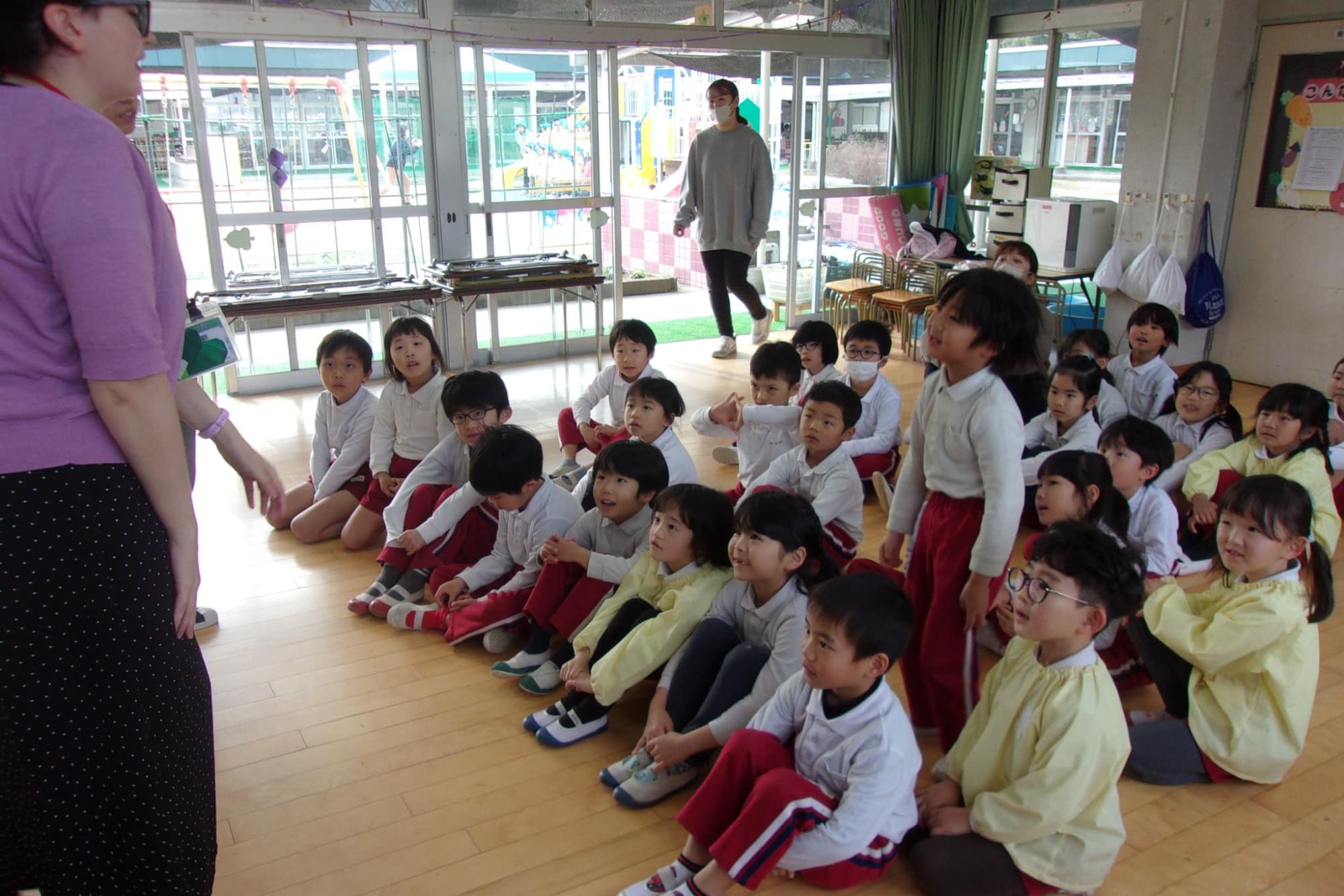 ALTの先生へ質問する園児