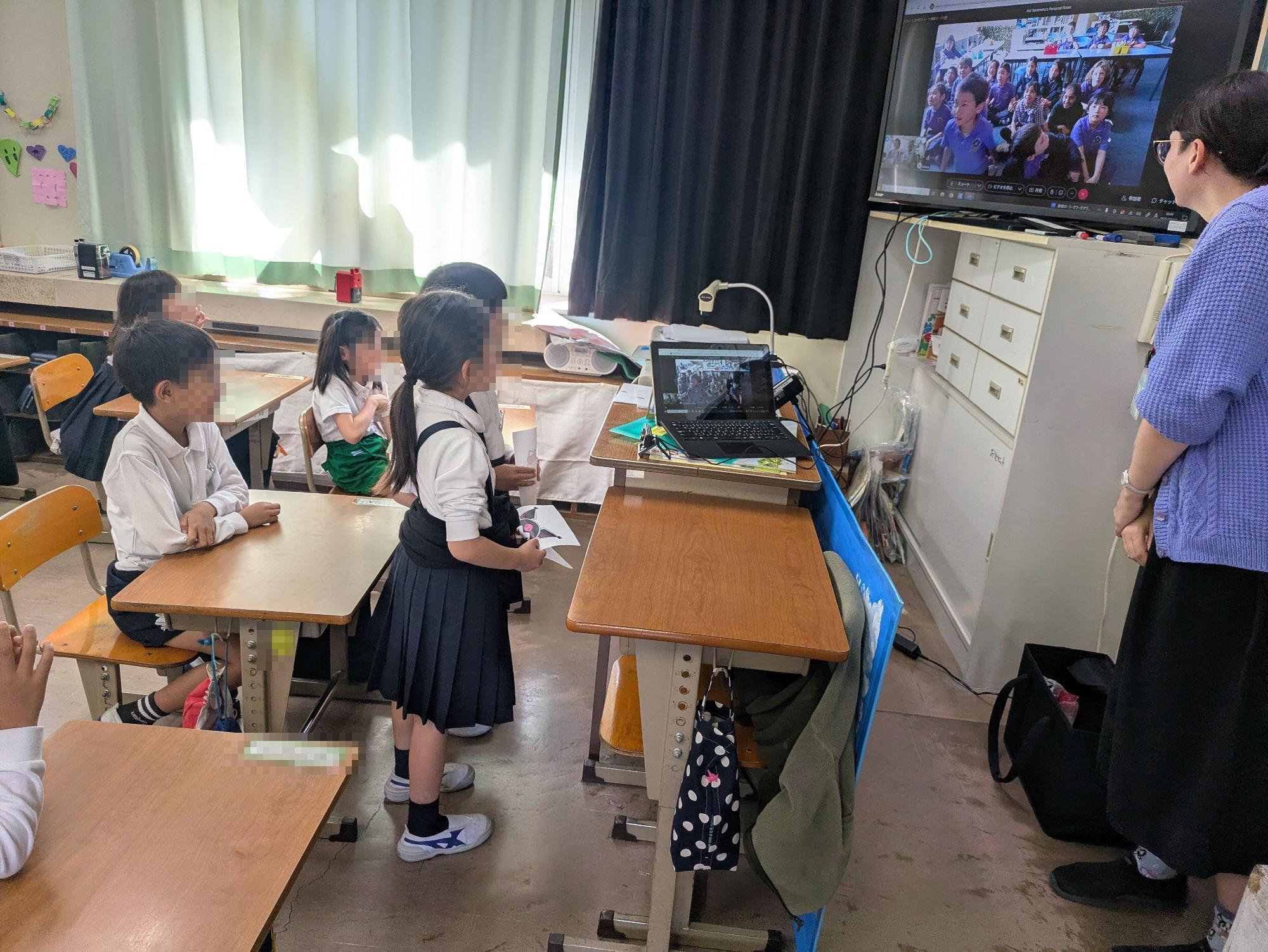 遠隔交流をする生徒