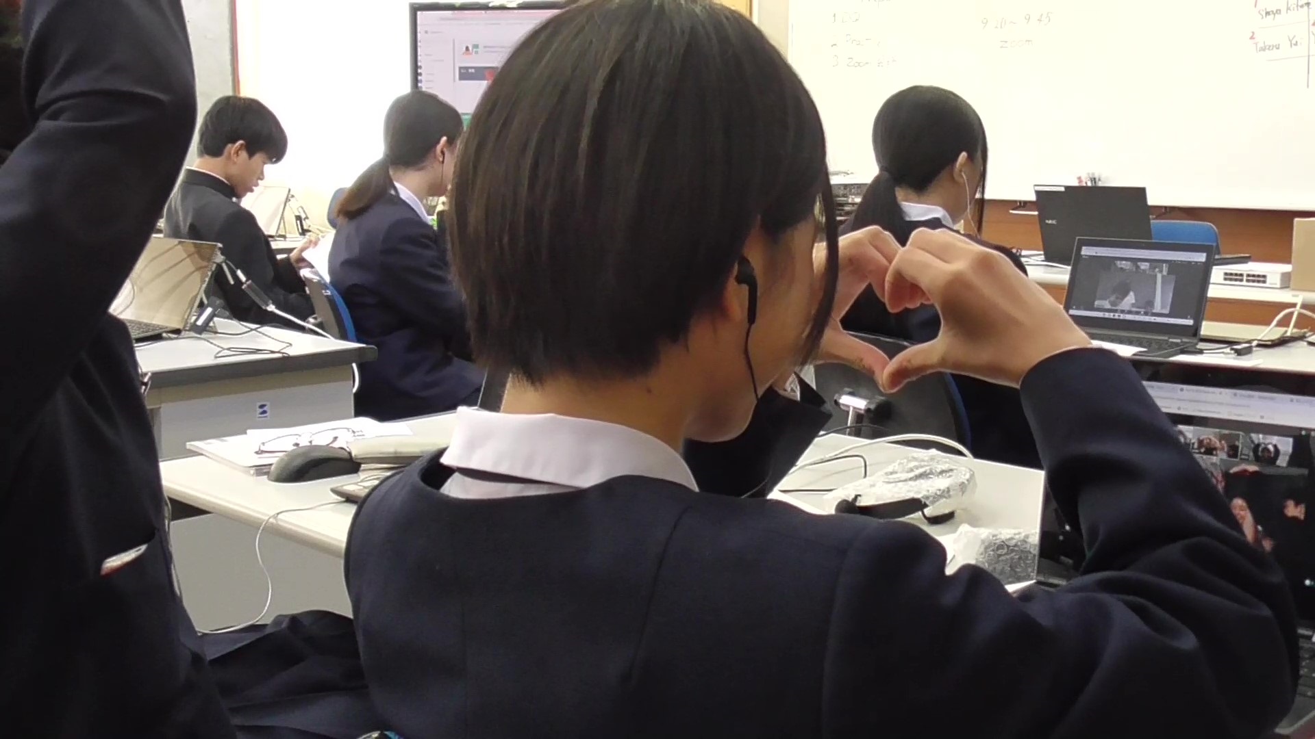 タブレットを使って遠隔交流をする生徒