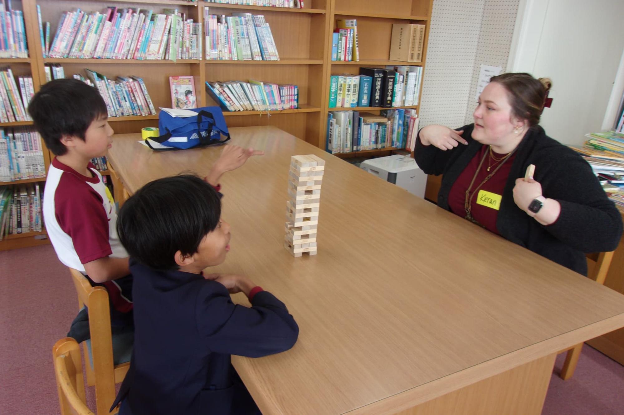 ジェンガをする佐伯小学生