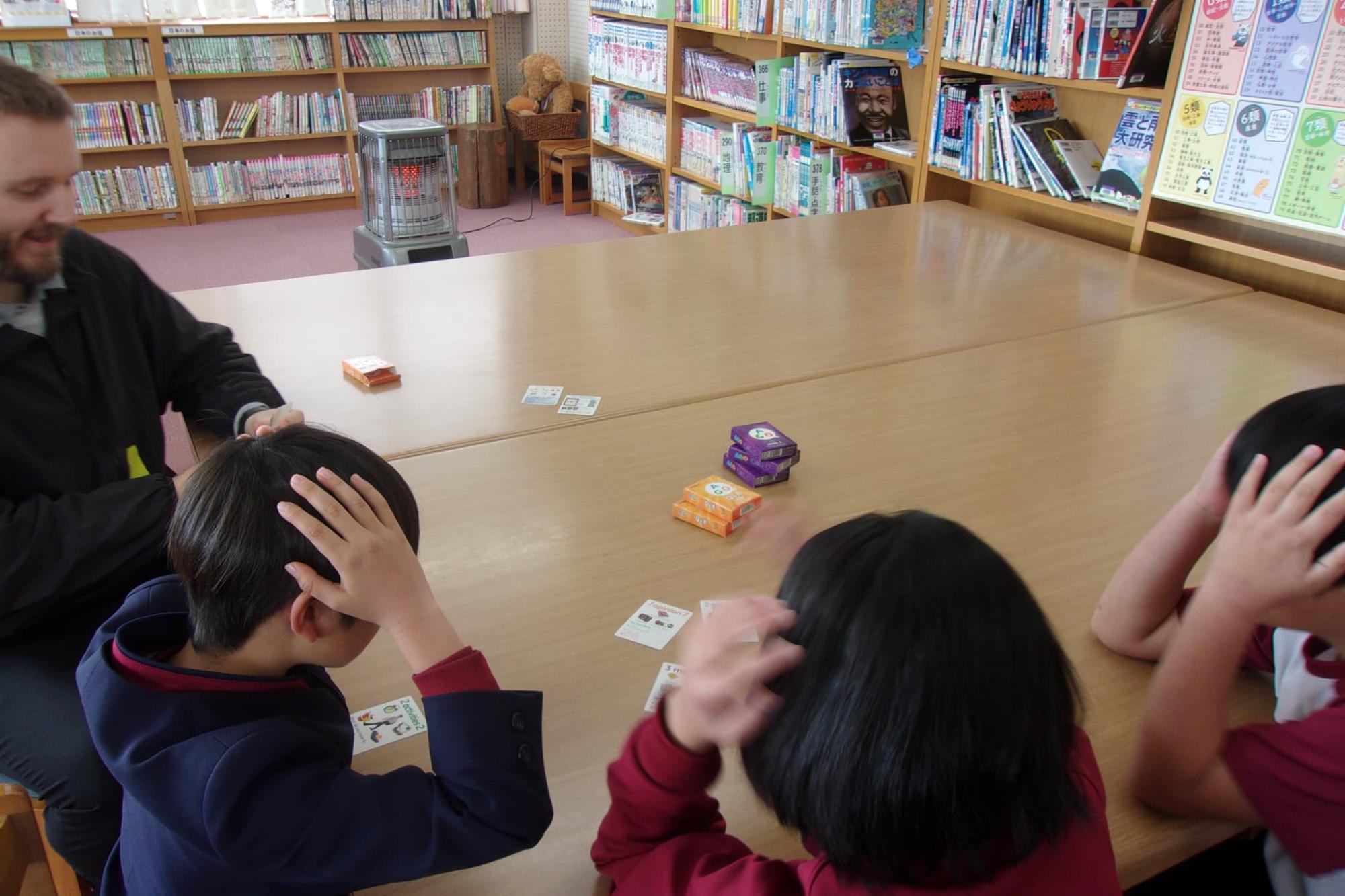 カードゲームをする佐伯小学生