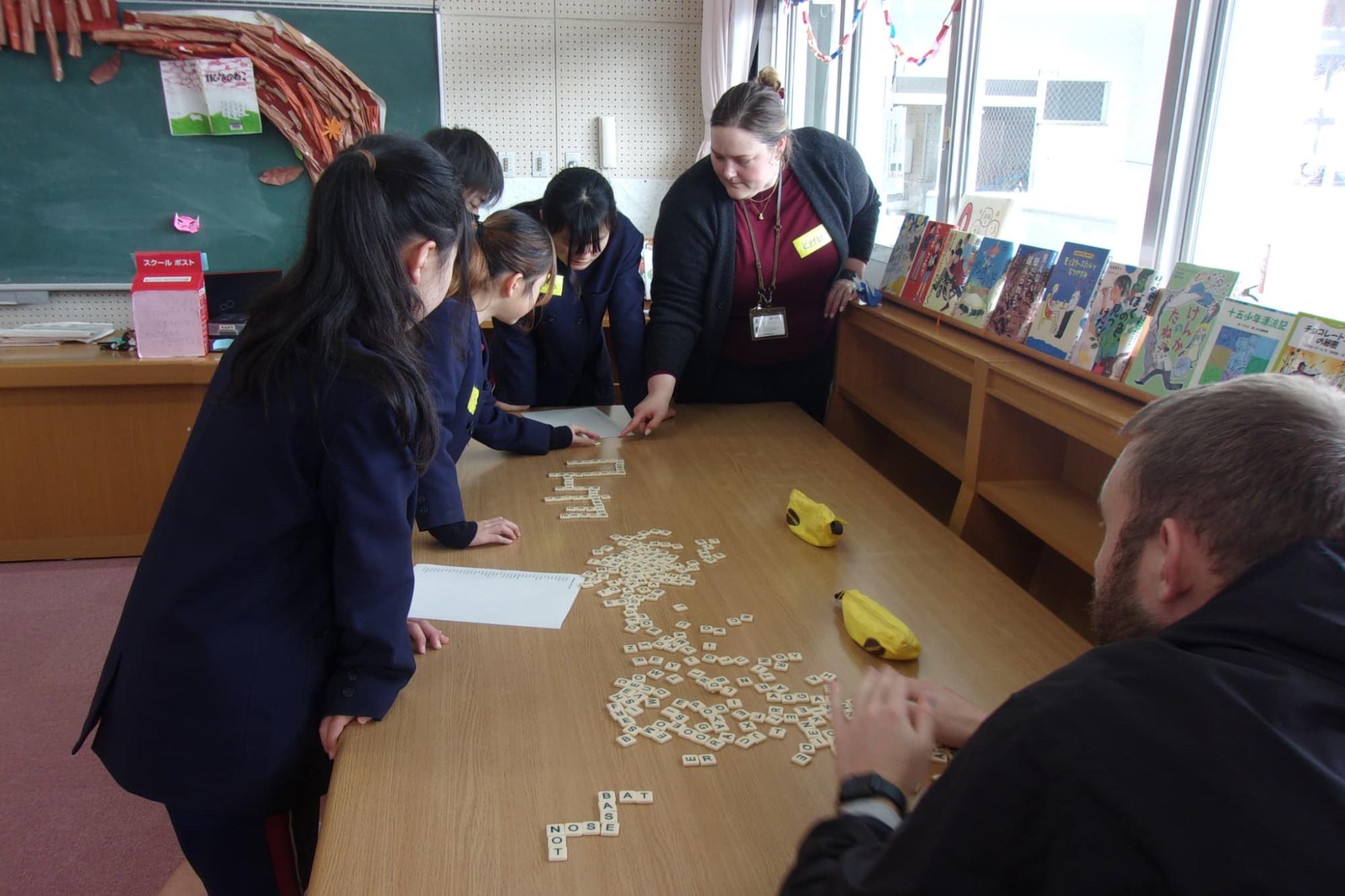 バナナグラムをする佐伯小学生