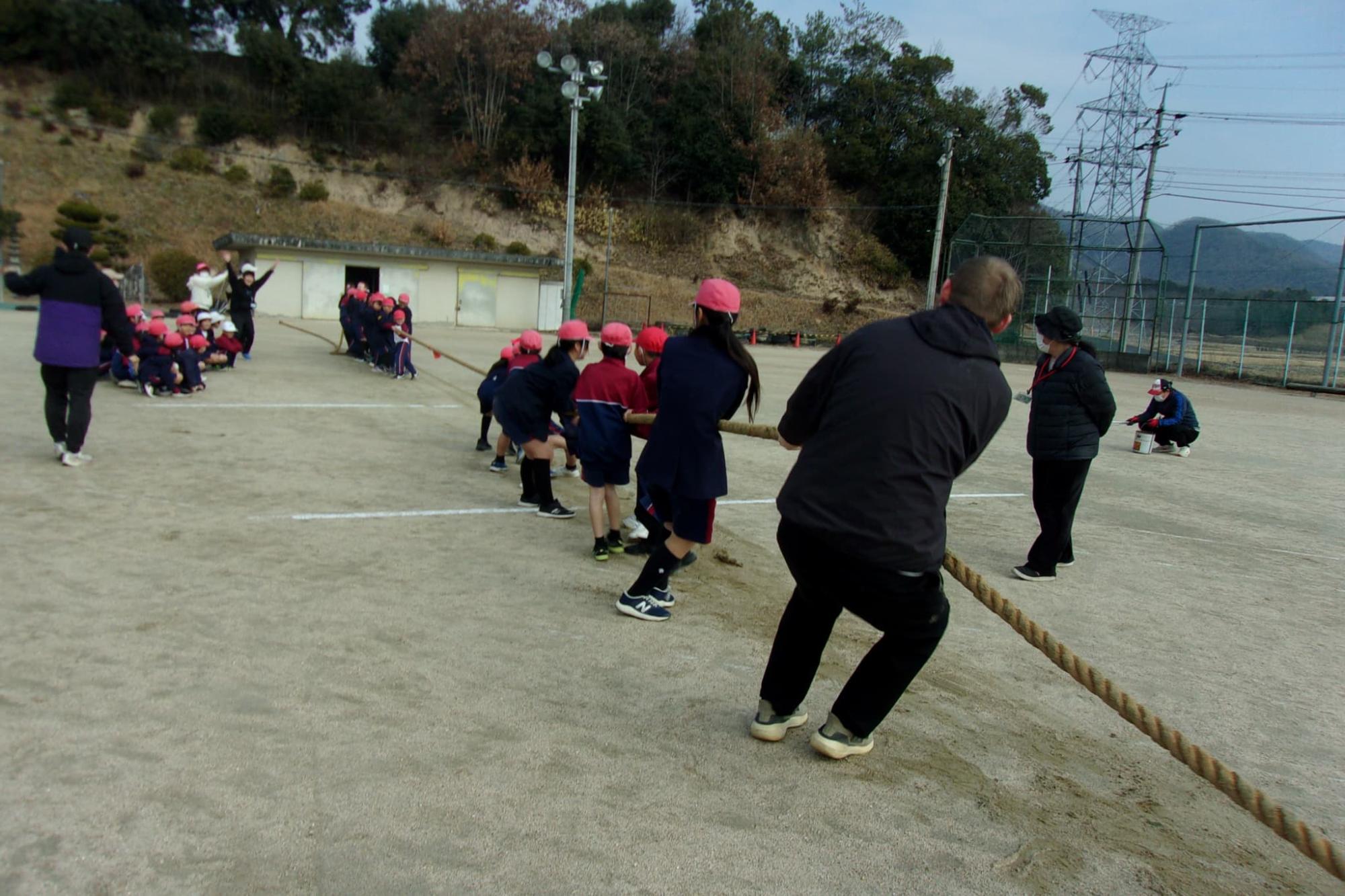 全校で綱引きする佐伯小学生