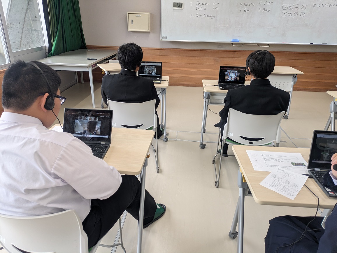 佐伯中学校の生徒が遠隔交流をしている様子