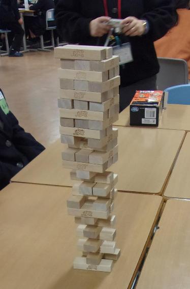 和気中学校でジェンガをする生徒たち