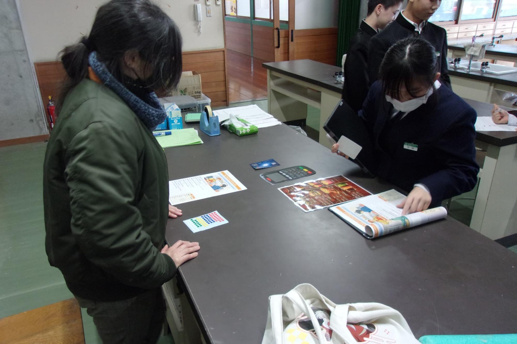 ファーストフード店の店員になるALTの先生