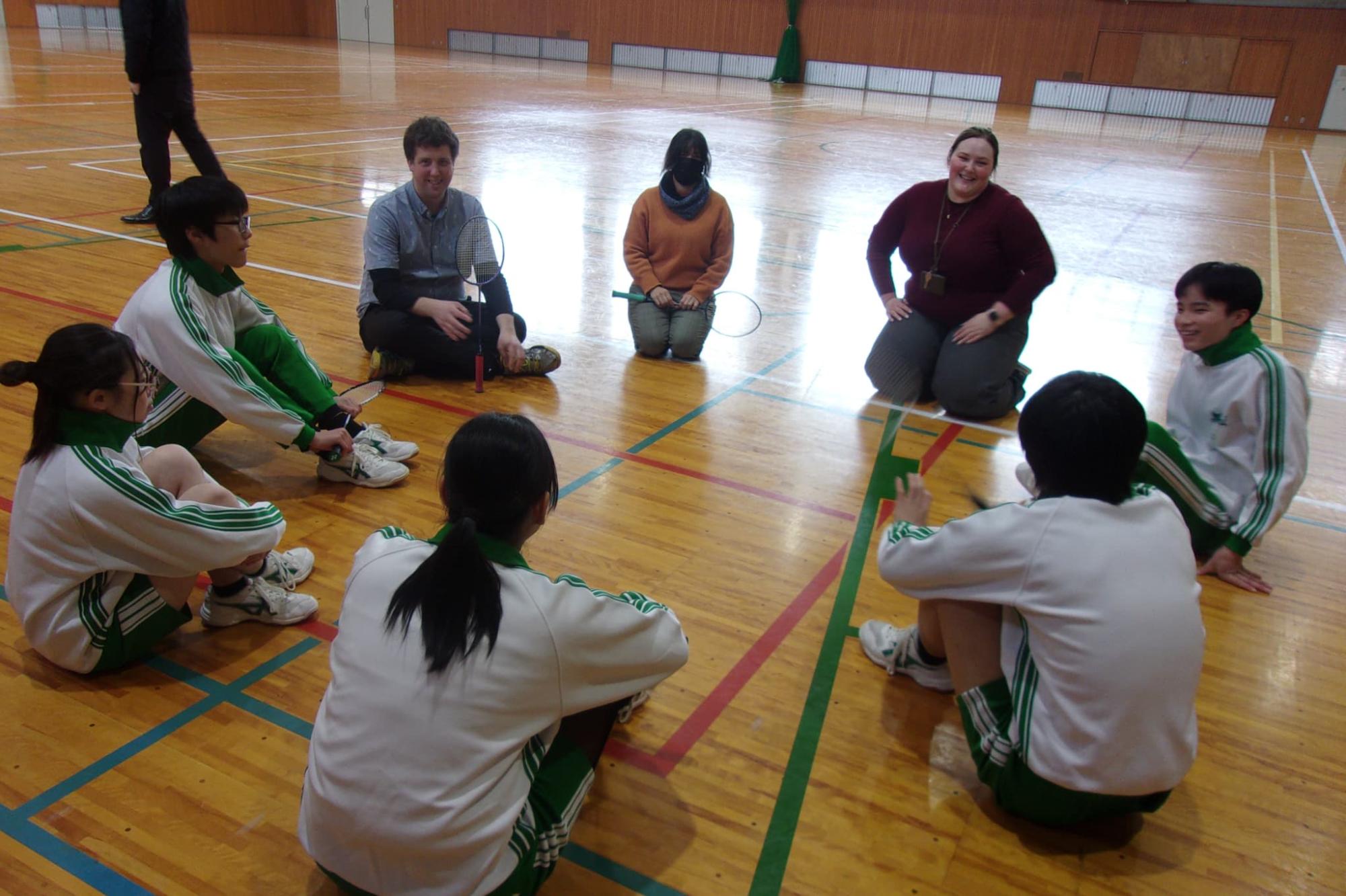 ALTの先生たちに高校時代の話を聞く生徒たち