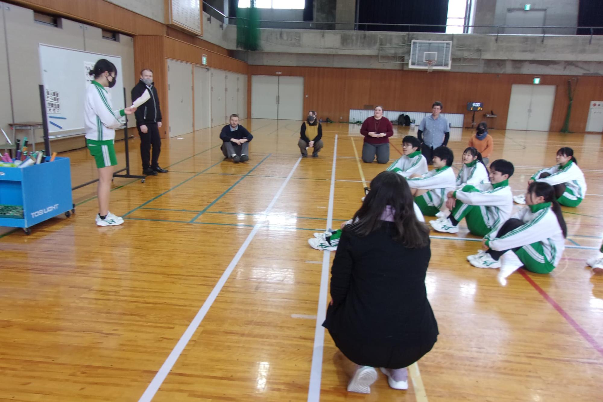 お別れの挨拶を英語でする生徒