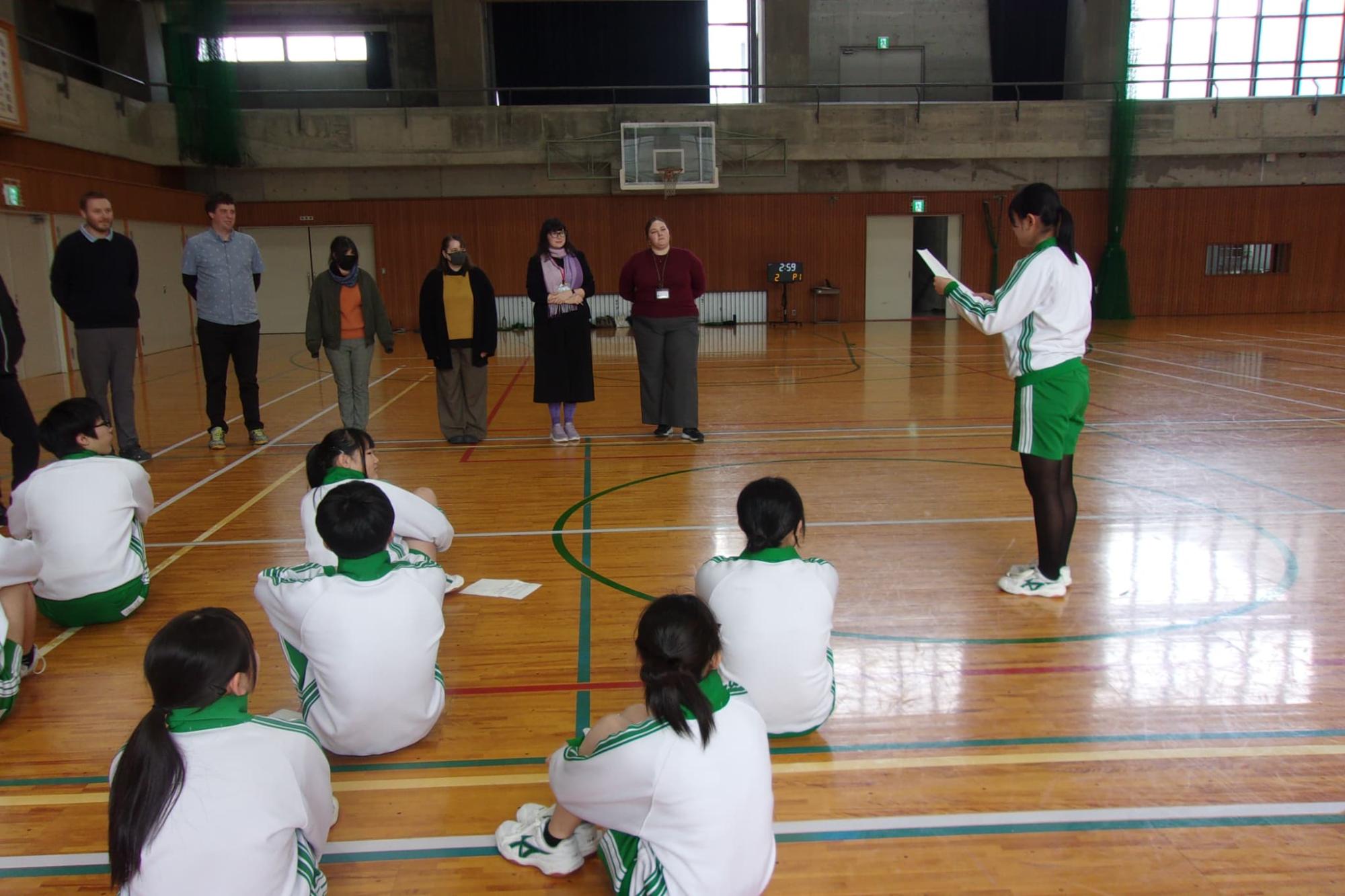 開催の挨拶をする生徒