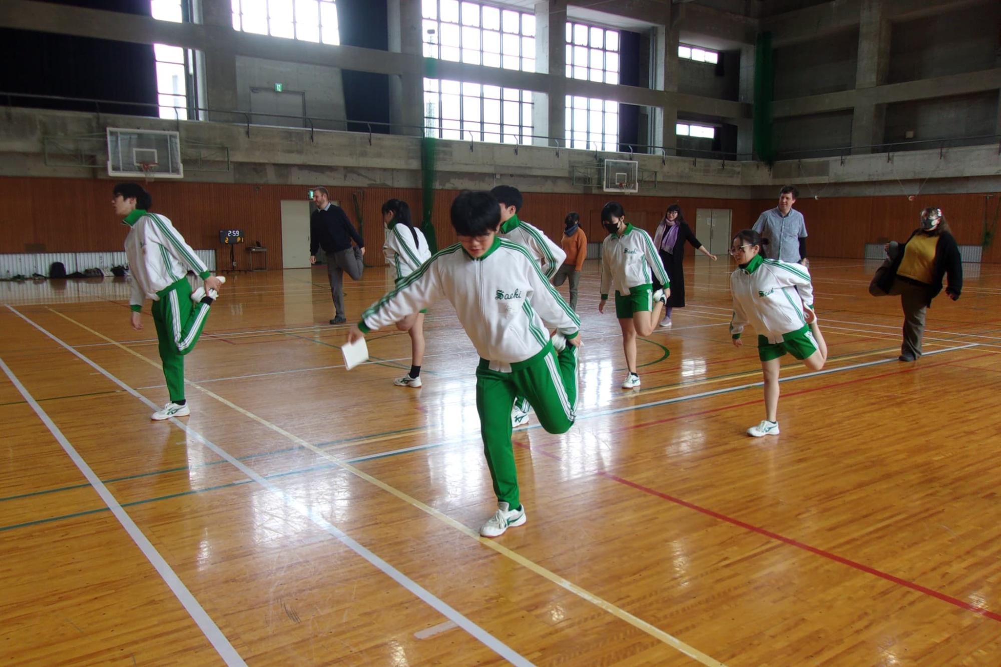 柔軟体操をする生徒たち