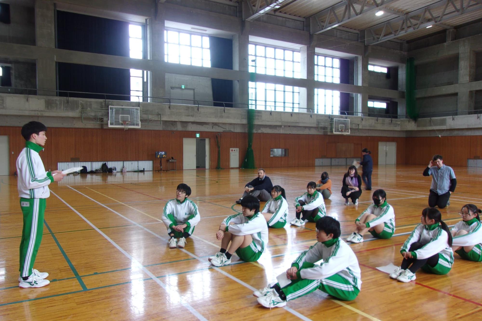 ゲームの説明をする生徒