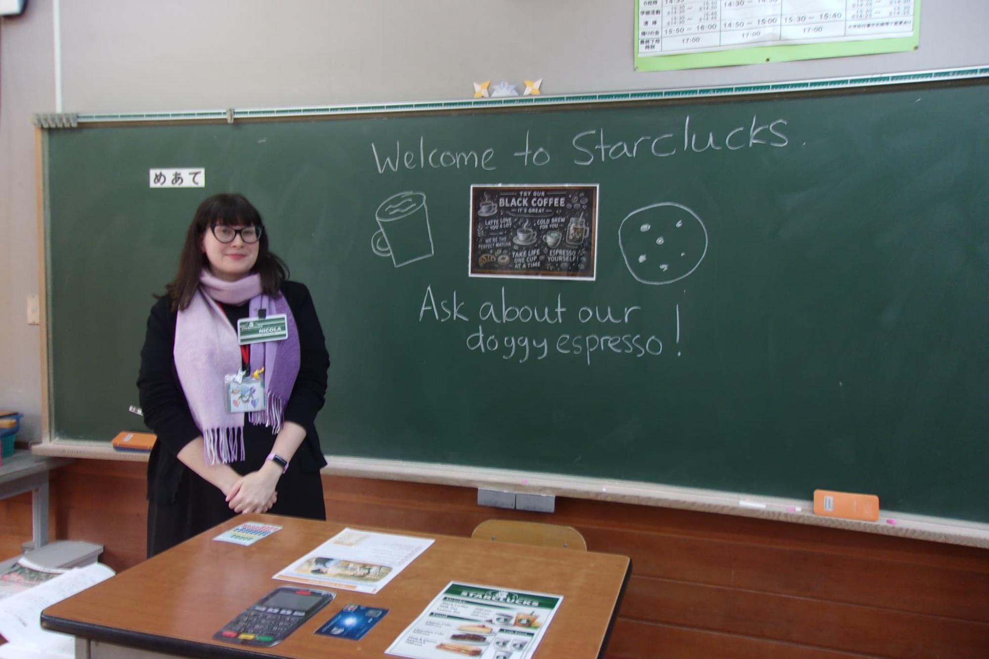 カフェの店員になるALTの先生