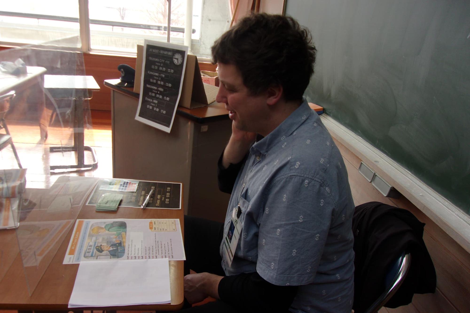 駅員に扮するALTの先生