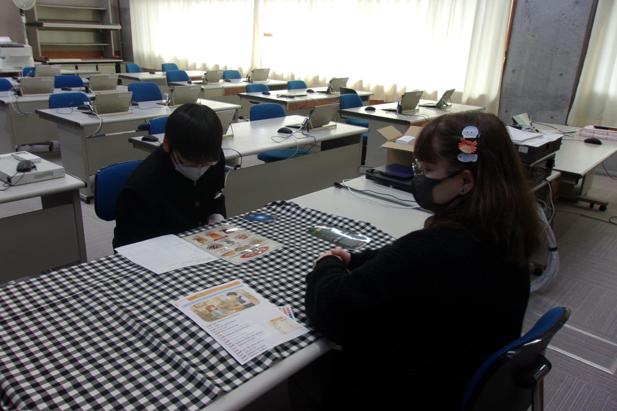 レストランのウェイトレスになって注文を取るALTの先生