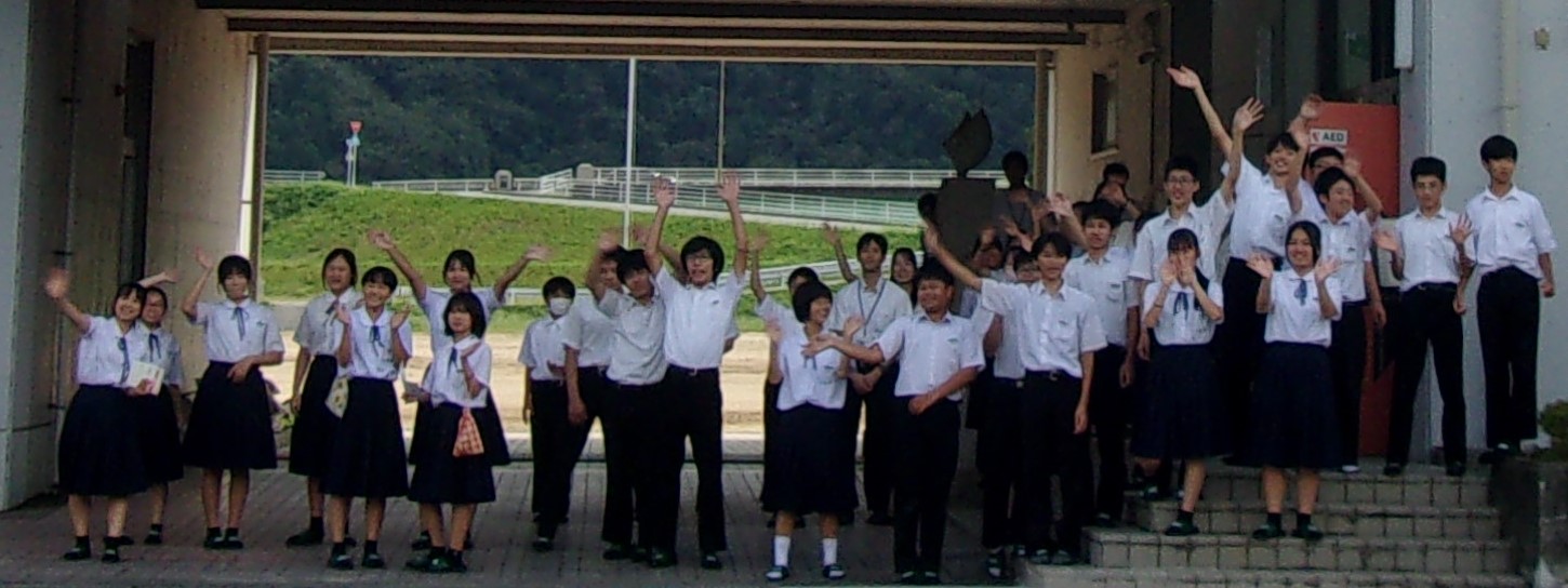 見送りをする佐伯中学生