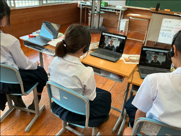 佐伯中学校の生徒が遠隔交流をしている様子