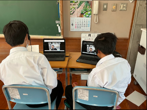 遠隔交流をする佐伯中学校1年生