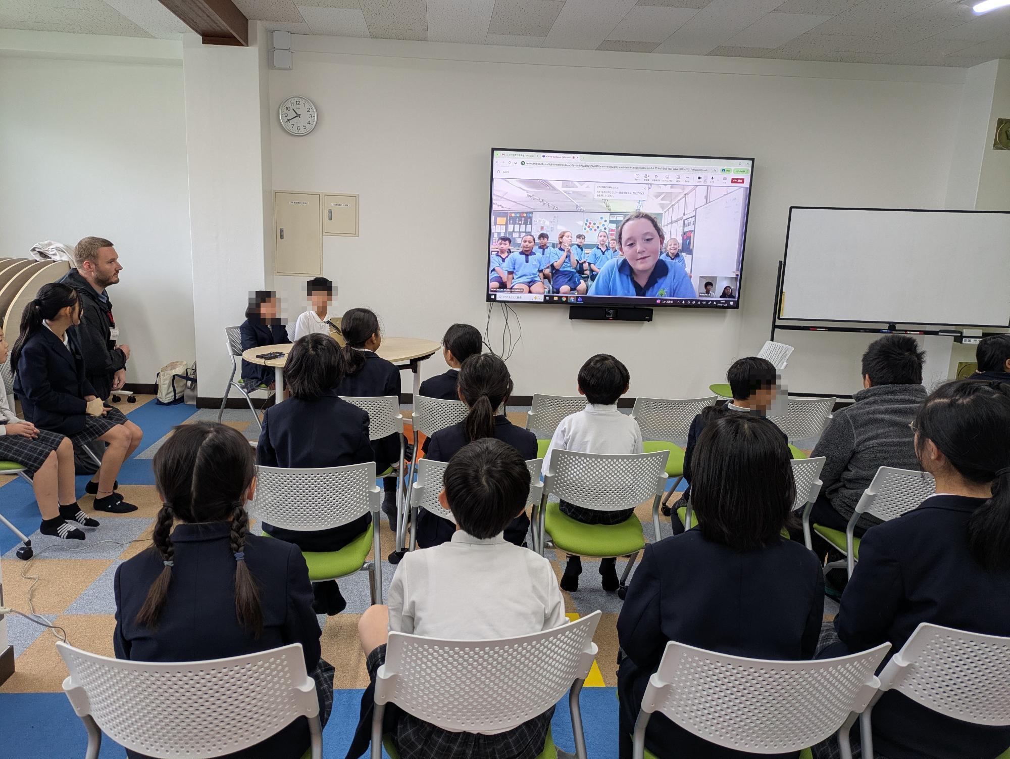 本荘小学校で遠隔交流をする児童