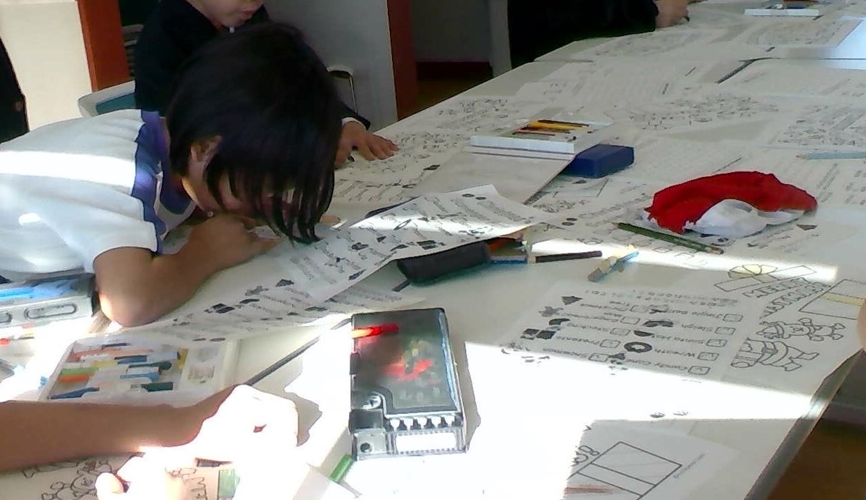 塗り絵をする本荘小学生