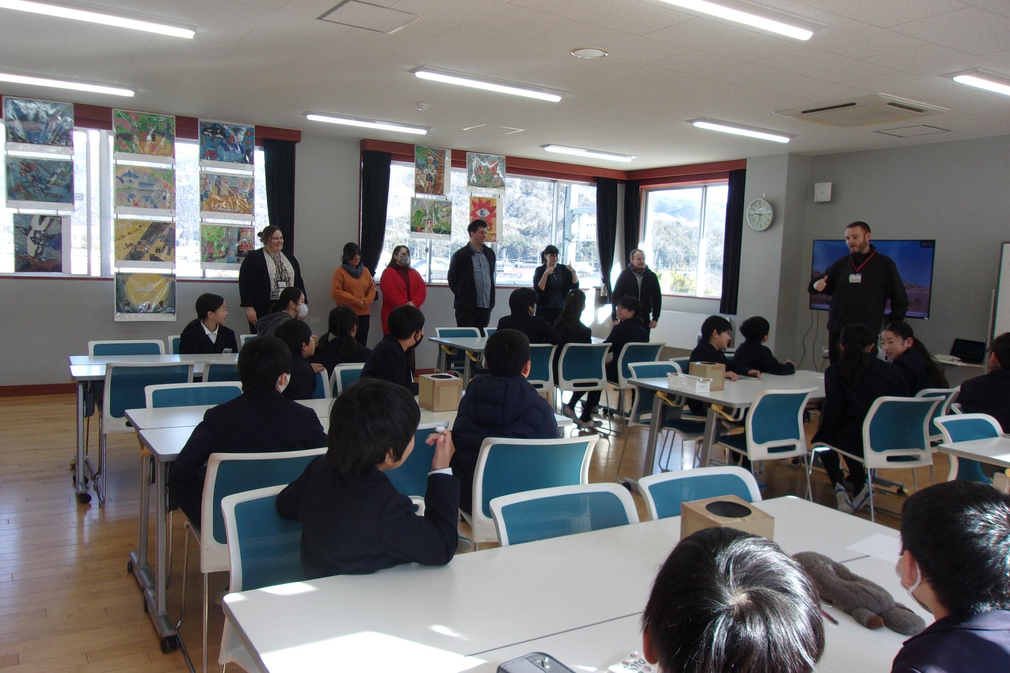 和気小学校のALT交流会の様子