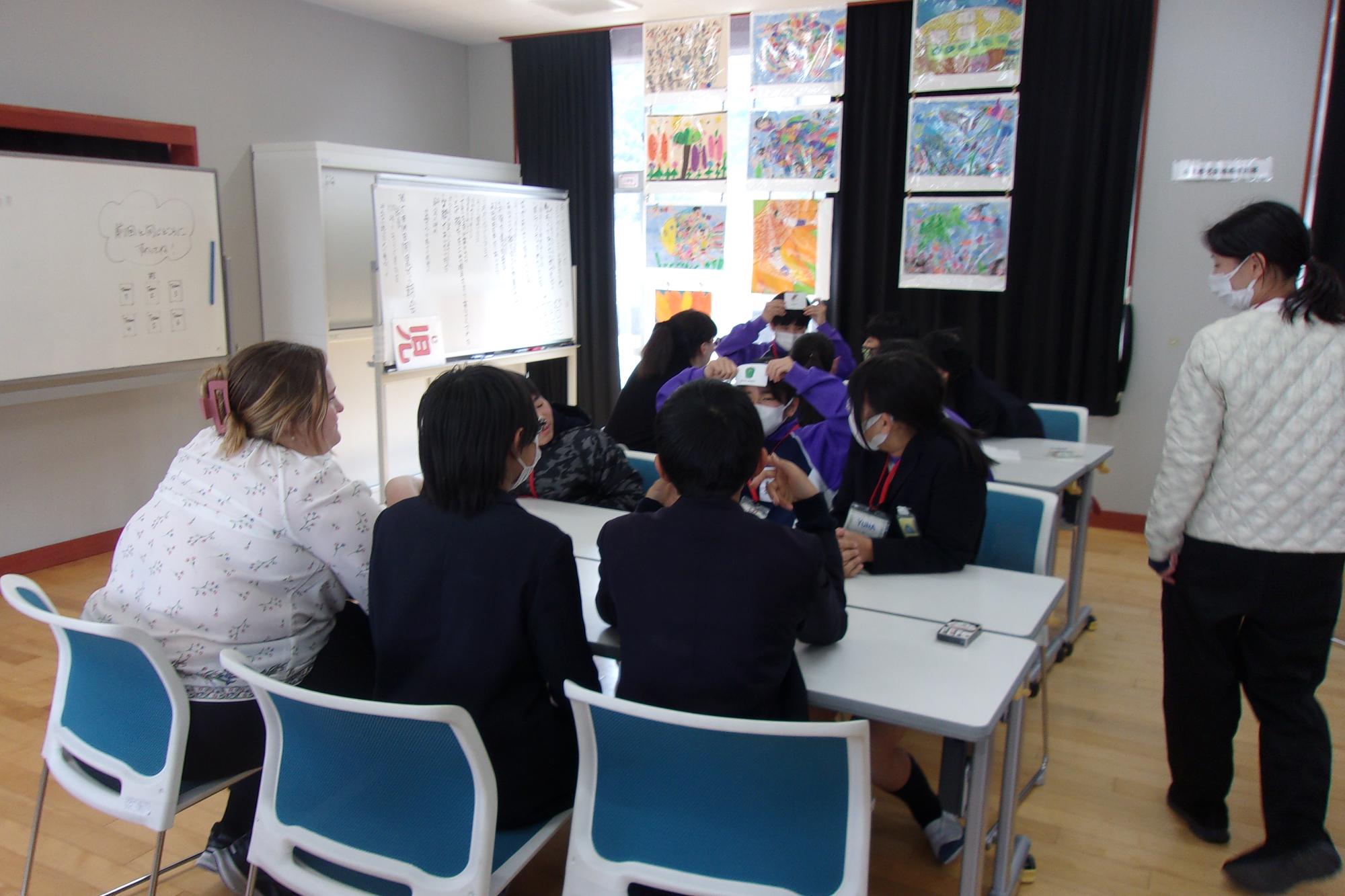 ヘッズアップのゲームをする和気小学生