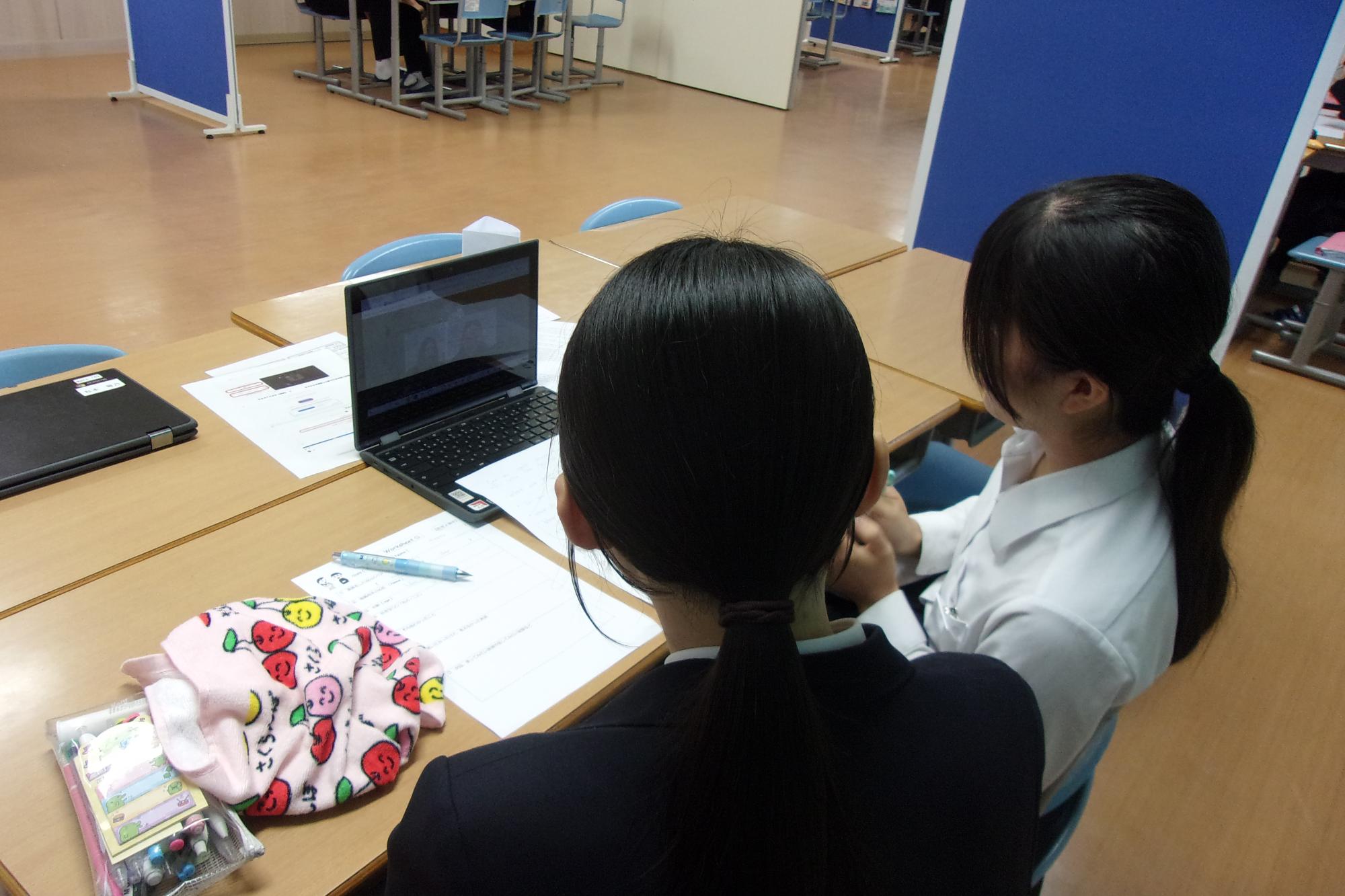 遠隔交流をする和気中学生