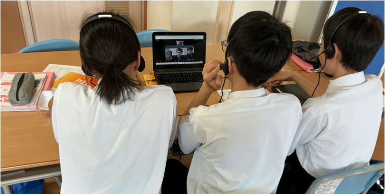 ヘッドセットとスプリッターを使って遠隔交流をする和気中学生