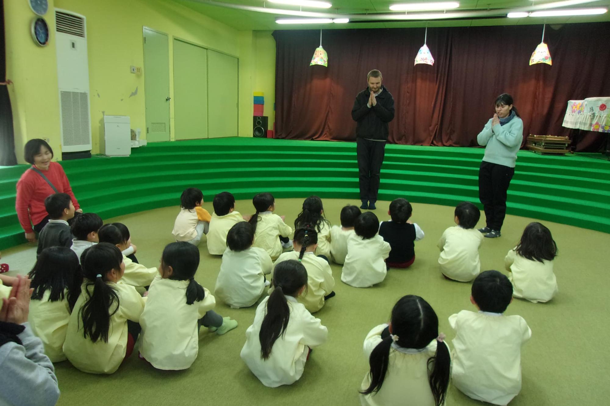 和気にこにこ園で自己紹介するベン先生