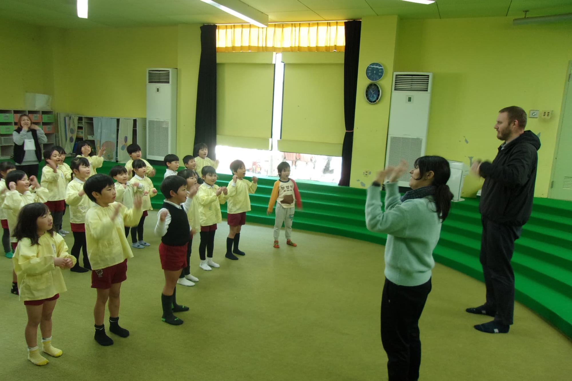 園児みんなで英語の歌を歌う