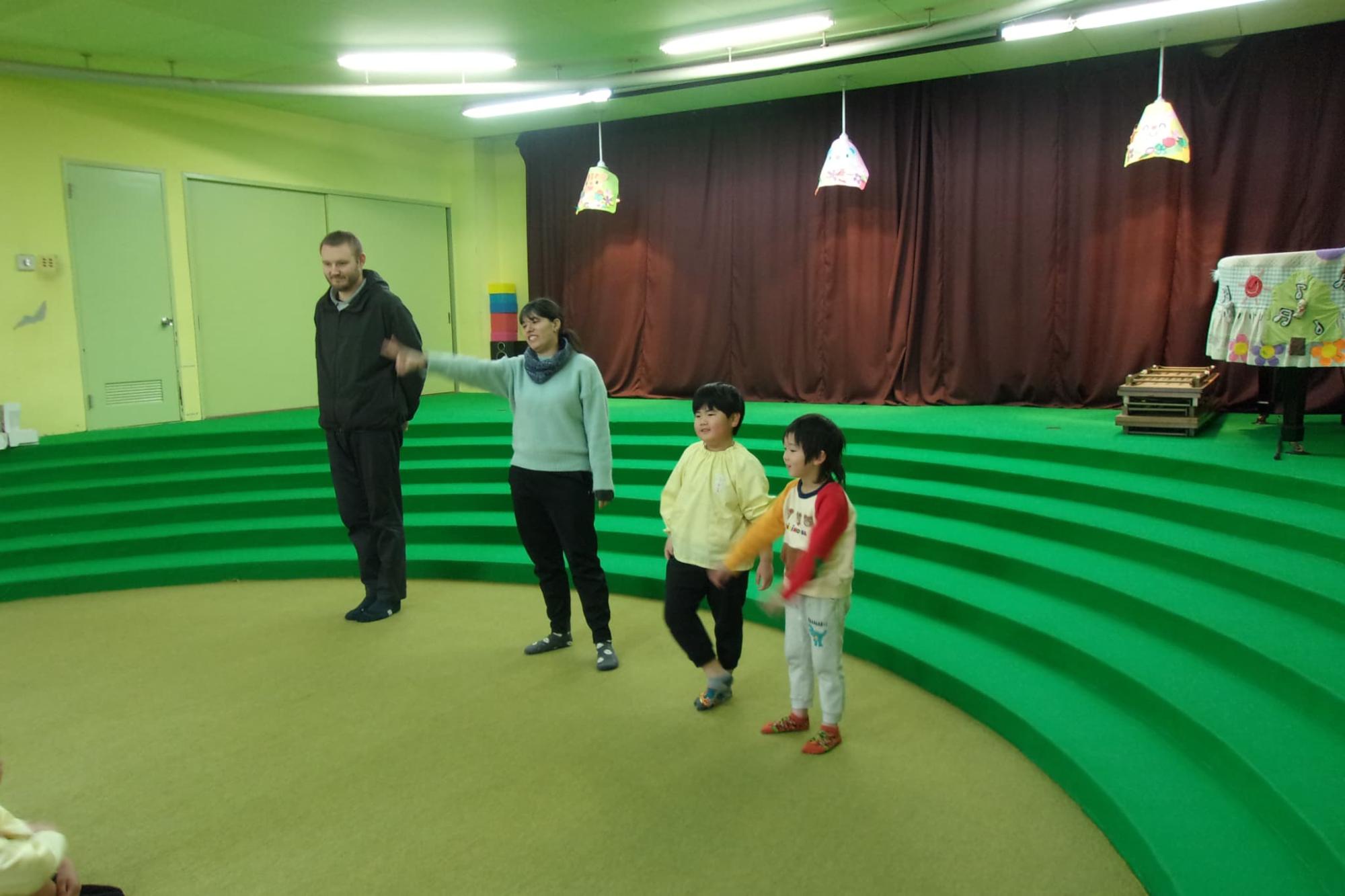 英語で質問をする園児